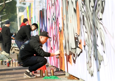 江南城區(qū)臨沅路上，涂鴉愛好者正在進(jìn)行街頭涂鴉藝術(shù)創(chuàng)作