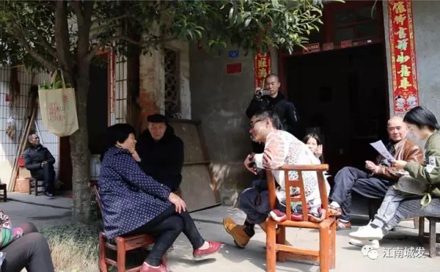 △ 趙明——“這次創(chuàng)作強(qiáng)調(diào)在地性、紀(jì)念性與參與性。我們針對(duì)問(wèn)卷，以外來(lái)人的身份，來(lái)介入、想象生活在此地的居民，他們發(fā)生的故事和曾經(jīng)的生活狀態(tài)?！? data-=