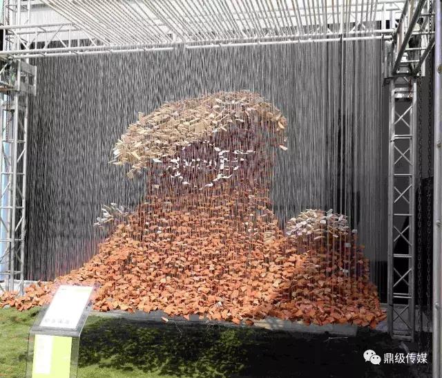 由棚戶區(qū)拆下的磚渣、瓷磚碎片用魚線串成名為《紅海》的藝術裝置