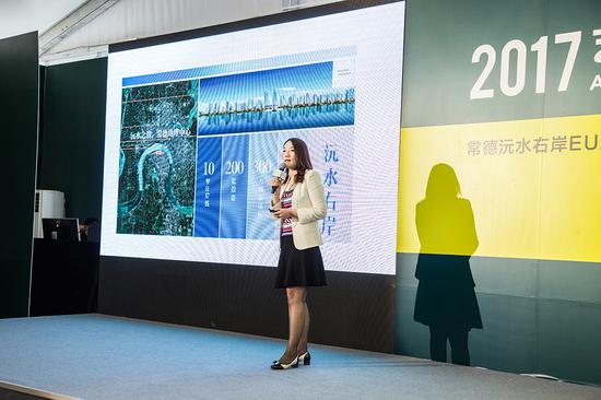 常德市江南城市發(fā)展有限公司董事副總經(jīng)理谷穗則為現(xiàn)場(chǎng)觀眾介紹了這個(gè)投資超過200億元、面積300萬平方、持續(xù)建設(shè)8到10年的沅水右岸如何建構(gòu)城市·人·生活三者之間的關(guān)系